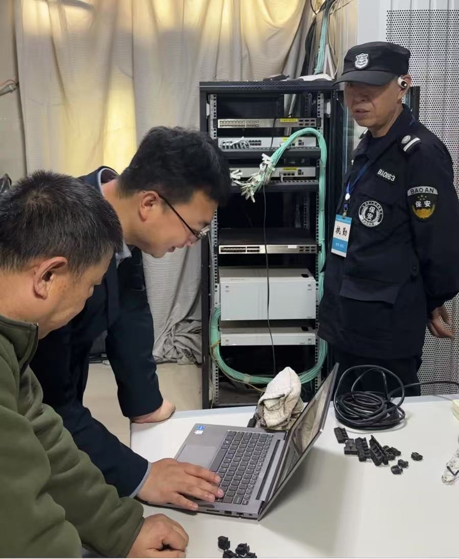 信息技术处对雁滩校区消控室设备除尘消噪