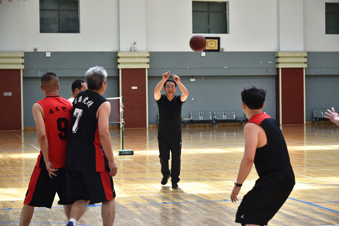 常务副校（院）长刘进军与校（院）篮球协会成员共度五四青年节