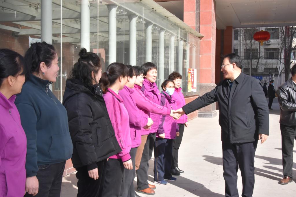 常务副校（院）长刘进军走访慰问春节期间坚守一线在岗职工