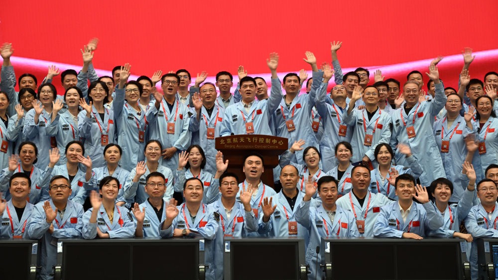 2024年6月25日，嫦娥六号任务圆满成功后，工作人员在北京航天飞行控制中心合影。