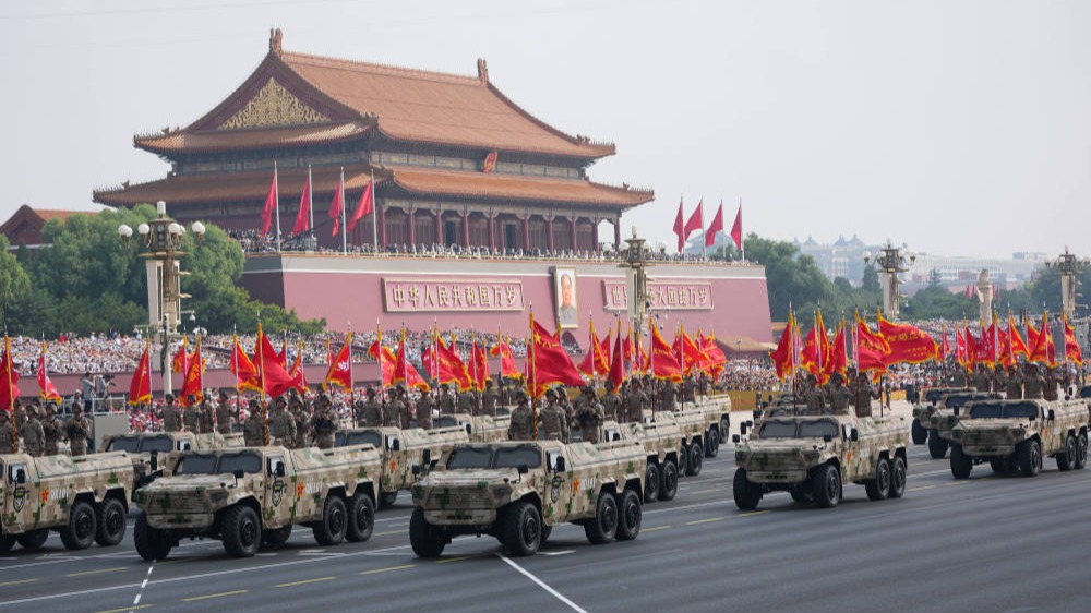 2025年9月3日，纪念中国人民抗日战争暨世界反法西斯战争胜利80周年大会在北京隆重举行。这是战旗方队接受检阅。