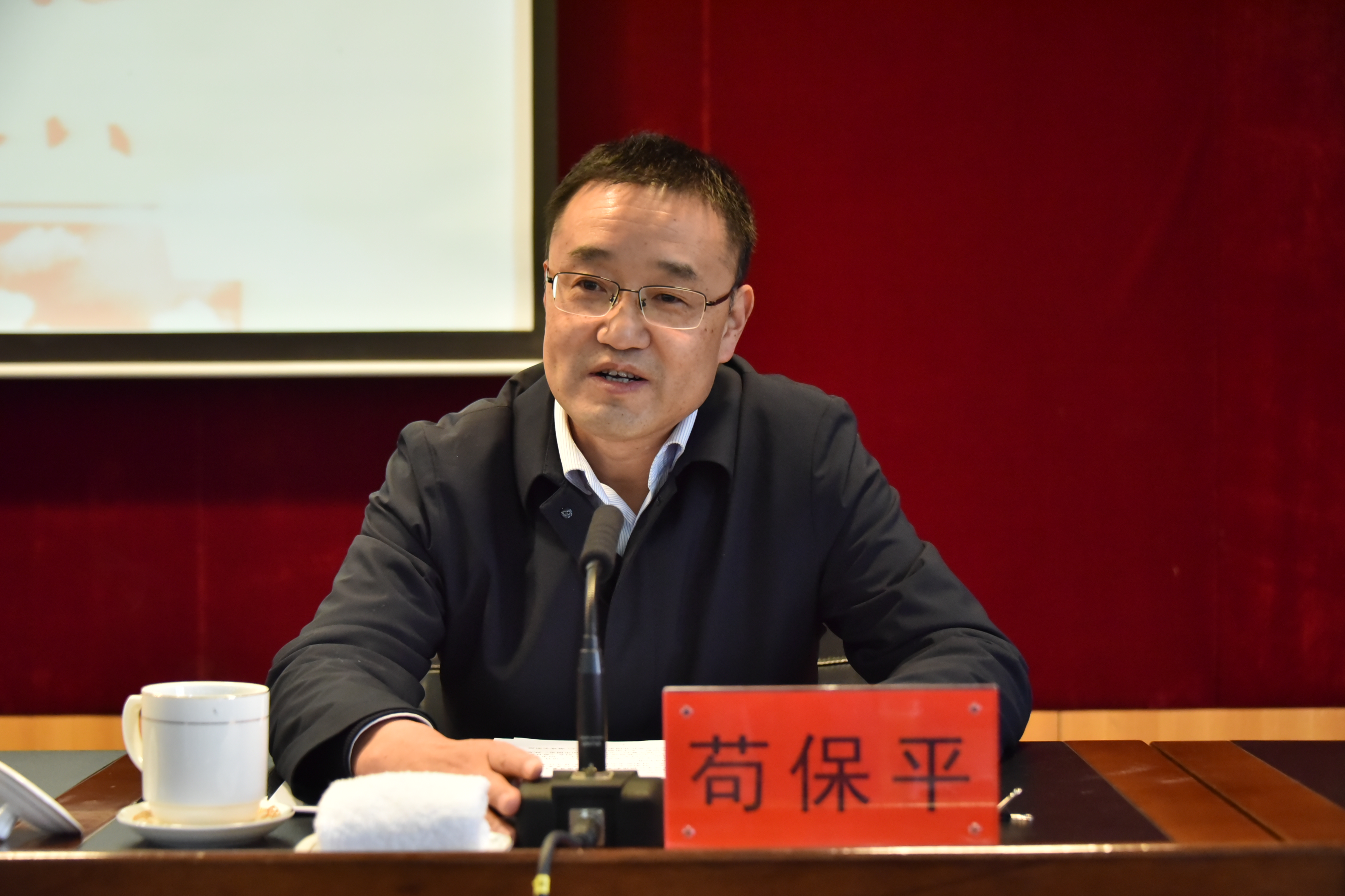 省委政研室主任苟保平为主体班次作报告