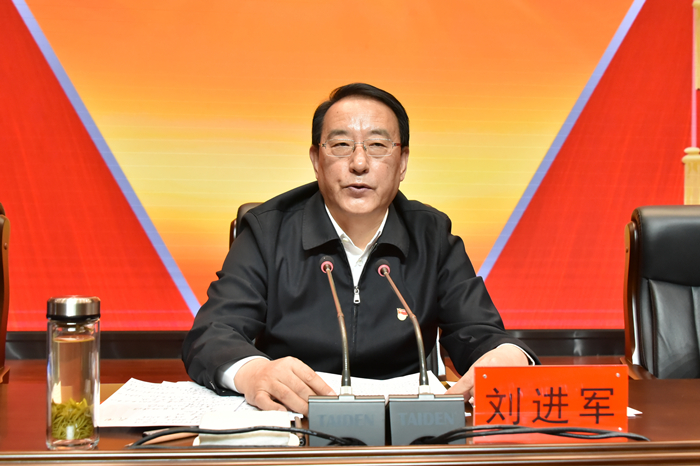 按照议程,刘进军与班子成员分别签订《校