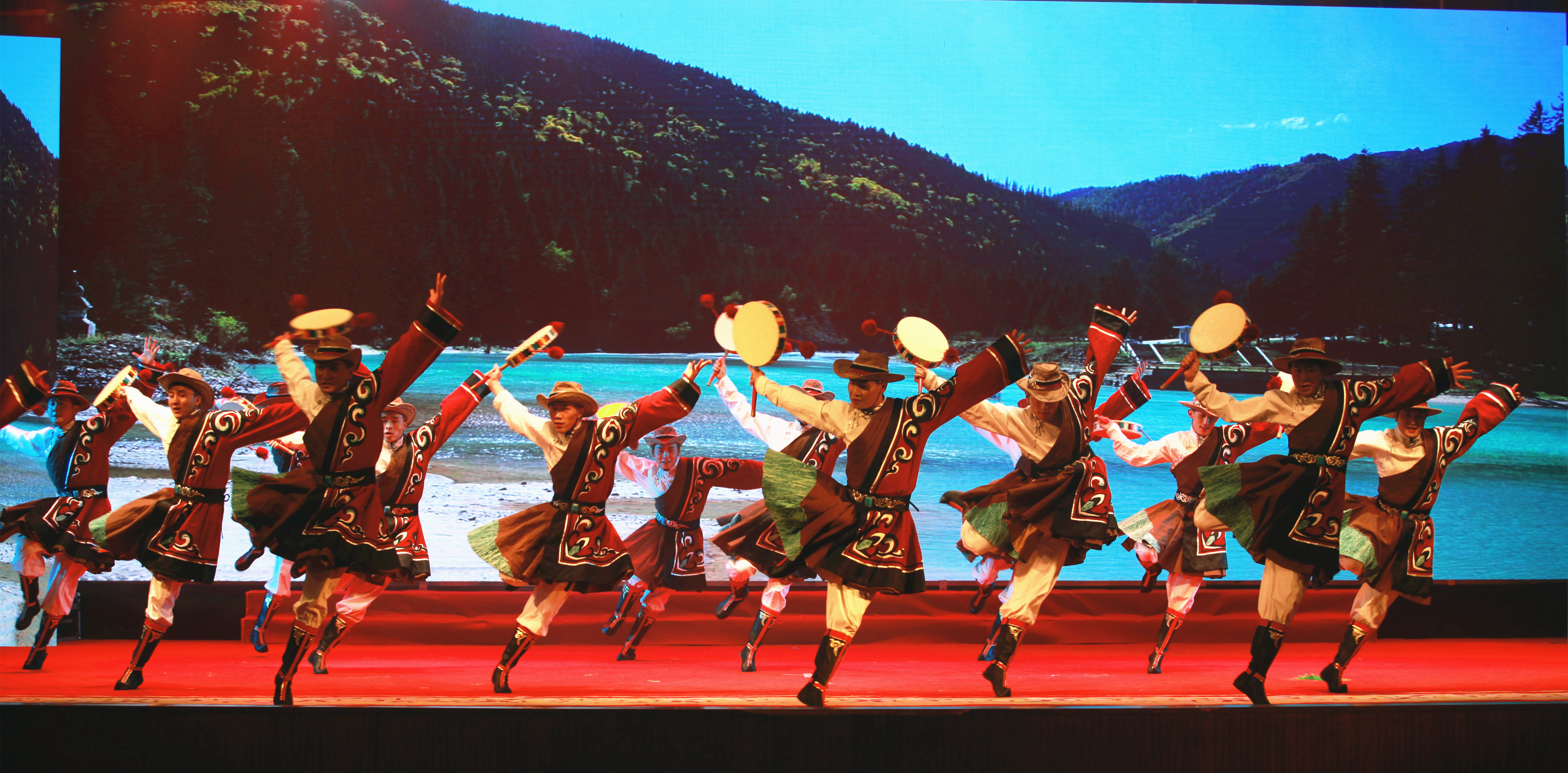 《祁连赞歌》由裕固族舞蹈《盛装舞》,哈萨克族舞蹈《卓尔哈》,蒙古族