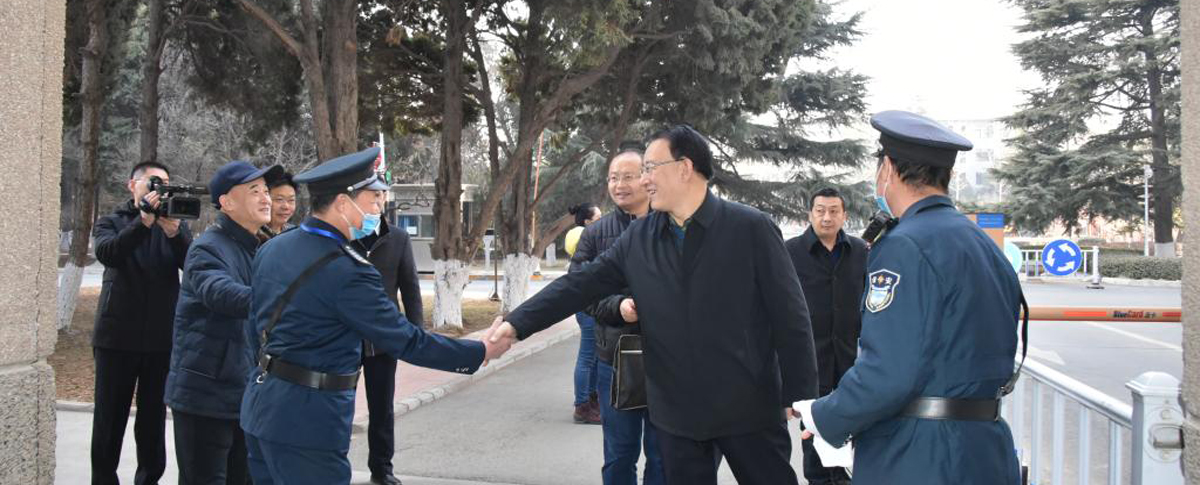 常务副校（院）长刘进军走访慰问春节期间坚守一线在岗职工